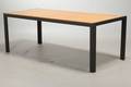 Havebord med bemalet metalstel og nonwood materiale.