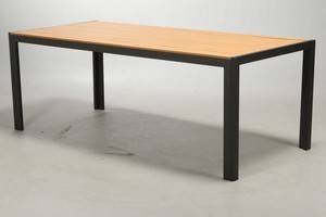 Havebord med bemalet metalstel og nonwood materiale.