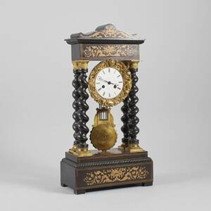 Bordspendyl, trä och mässing. Höjd 52cm