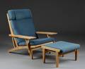 Hans J. Wegner. Høj lænestol, model GE375 samt skammel af eg 2