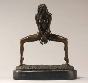 Bronzefigur af ung kvinde