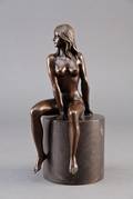Bronzefigur forestillende ung kvinde