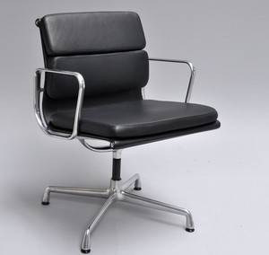 Charles Eames. Soft Pad armstol, Model EA-208. 