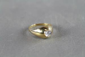 Ring i guld 18 K med en vit sten
