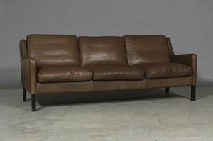 Dansk møbelproducent. Tre-pers. sofa, brunt læder