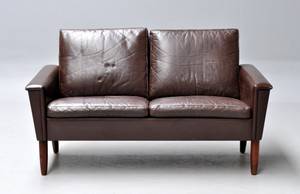 Dansk møbelproducent. To-pers lædersofa