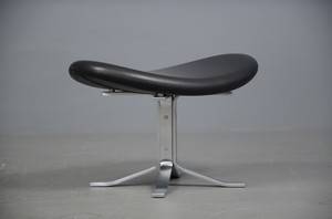 Poul M. Volther, skammel til Corona lænestol, model EJ 5, sort læder