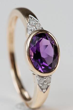 Ring med ametyst og diamanter 