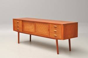 Dansk møbelarkitekt. Lav skænk i teak  