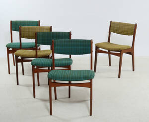 Erik Buch. Et sæt på femstole af teak, ryg og sæde betrukket med grøn stof. 5