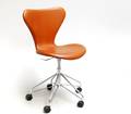 Arne Jacobsen 1902 - 1971. Kontorstol, model 3117, nybetrukket med cognacfarvet Nevada læder