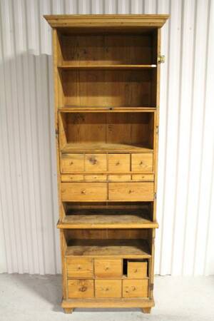 Bokhylla i furu med låddelar