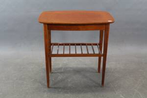 Bord med tidningshylla