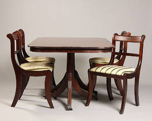 Two-pillar table med to tillægsplader samt fire stole