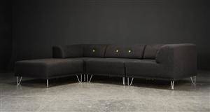 Nomad DOT modulsofa, betrukket med mørkegråt filtuldstof fra italienske Velvetex, forkromede metalben 