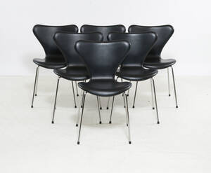 Arne Jacobsen. Seks syverstole model 3107, sort læder 6 