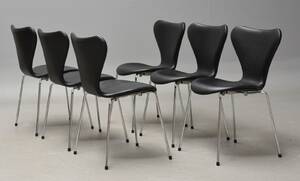 Arne Jacobsen. Sæt på seks stole i sort læder, model 3107. Ny siddehøjde 46,5 cm 6 