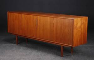 Omann Jun. Fritstående skænk af teak, 1950erne