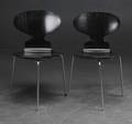 Arne Jacobsen. To stole model Myren 3100, sortlakeret 2 