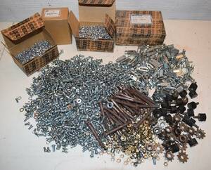 Skruv och aluminiumnit A448