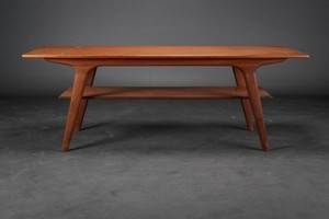 Dansk møbelproducent.Sofabord af teaktræ