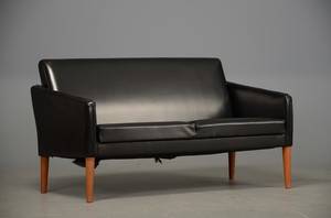 Sofa betrukket med sort læder