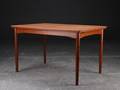 Spisebord med udtræk af teaktræ, dansk møbelproducent 