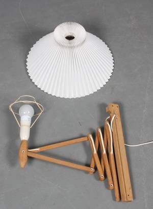 Erik Hansen for Le Klint. Sakselampe i eg med skærm, stor model 2