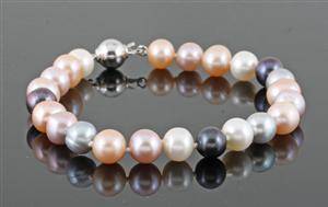 Fresh water pearl bracelet This lot has been put up for resale under the new lot no. 3554250