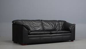 Tre-pers. sofa betrukket med sort læder