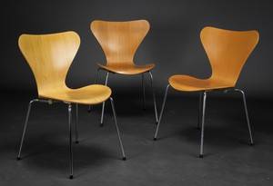Arne Jacobsen. Sæt på tre Syverstole, model 31073 