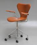 Arne Jacobsen. Kontorstol med armlæn, model 3217 i anilinlæder 