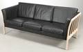 3-pers. Tremmesofa af bøg med sort læder. 