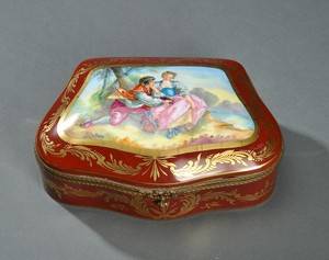 Fransk lågskrin af porcelæn