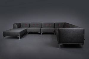 Morten Voss. THE SOFA TWENTYONE. Modulsofa med udskiftelige knapper. Antracit grå med University Red knapper