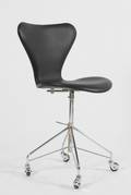 Arne Jacobsen Kontorstol model 3107 Syveren nypolsteret med sort læder.