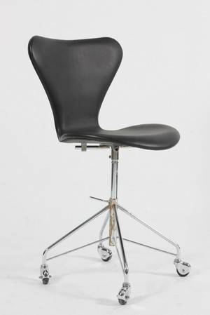 Arne Jacobsen Kontorstol model 3107 Syveren nypolsteret med sort læder.