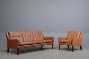 Tre-pers sofa samt lænestol monteret med brunt skind. 2