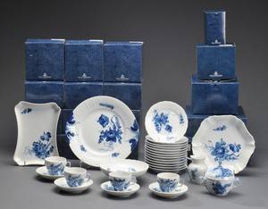 Royal Copenhagen. Blå blomst, svejfet kant. Kaffeservice 45