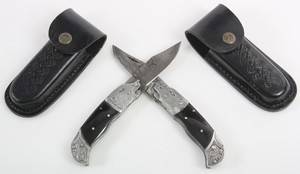 To håndlavede jagtknive garveret m vildsvin, m.m. Tilhørende skede. 