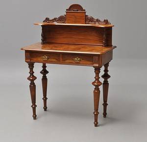 Skrivebord af nøddetræ, 1800-tallets slutning