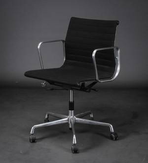 Charles Eames. Kontorstol, model EA-117 sort hopsak