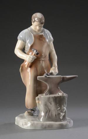 Kgl. Porcelæn. Figur i form af smed