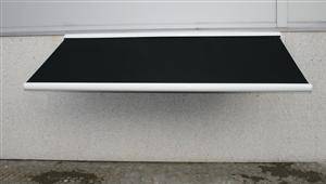 Sort markise 5,5 meter, hellukket aluminiumskasse, motor samt fjernbetjening. Galvaniserede beslag samt rustfri bolte