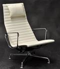 Charles Eames. Lounge hvilestol, model EA-124 - hvid læder