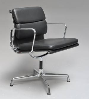 Charles Eames. Soft Pad armstol, Model EA-208