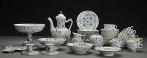  Kgl. P Samling musselmalet porcelæn bestående 56