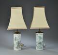 Et par kinesiske bordlamper af porcelæn  med skærme  2.