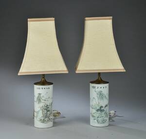 Et par kinesiske bordlamper af porcelæn  med skærme  2.