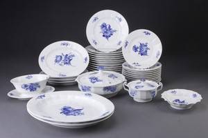 Kgl. Blå Blomst, Kantet, middagsservice af porcelæn 33